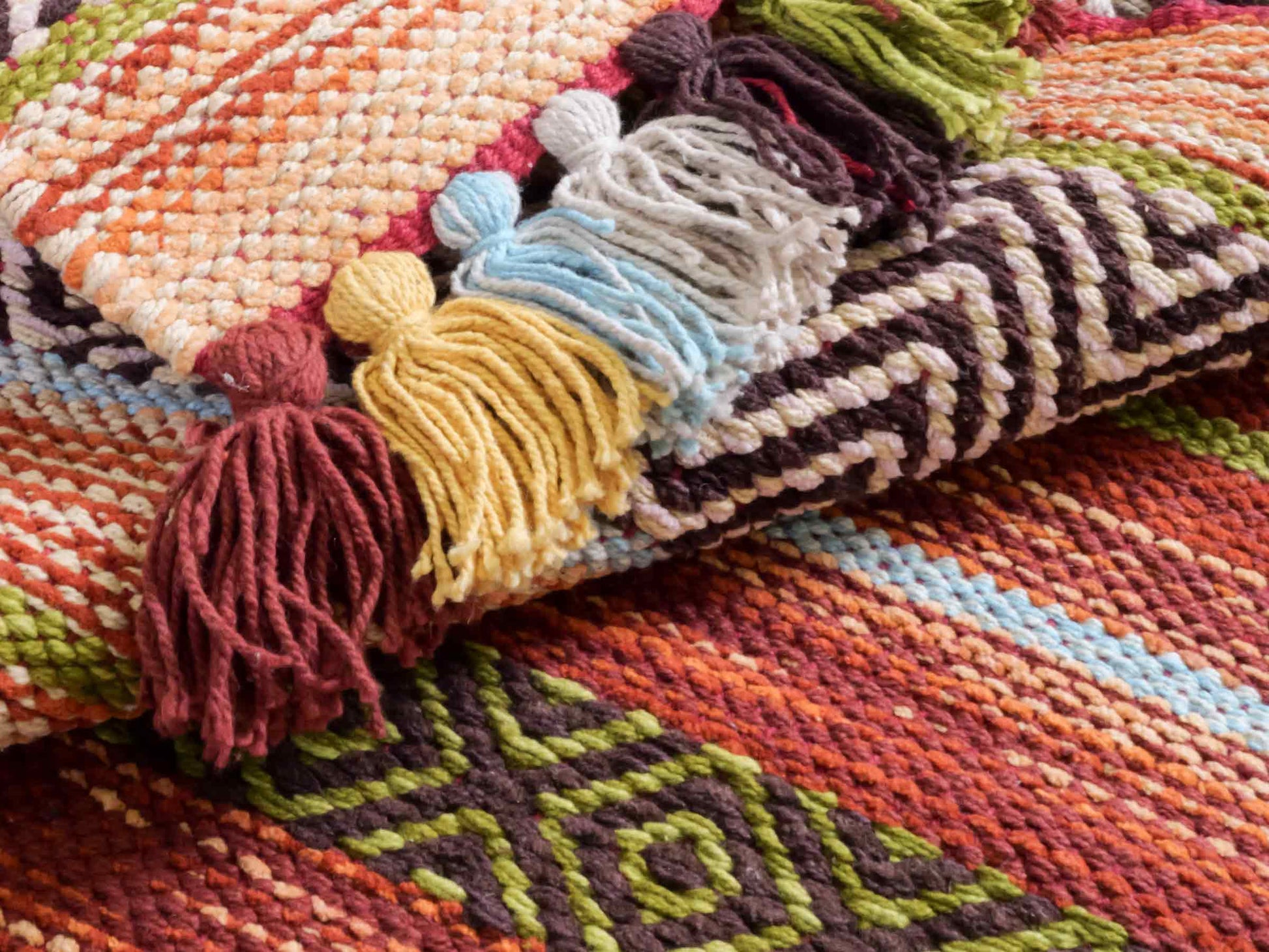 Handgewebter, moderner Indo Kelim Orientteppich von Khademi aus Baumwolle, rot, mehrfarbig. Geometrisches Design. Von Hand gewebt in Indien. Größe: 130x70cm. Teppichnummer: KB4-1646. Verkauf durch Jupiter Intl.