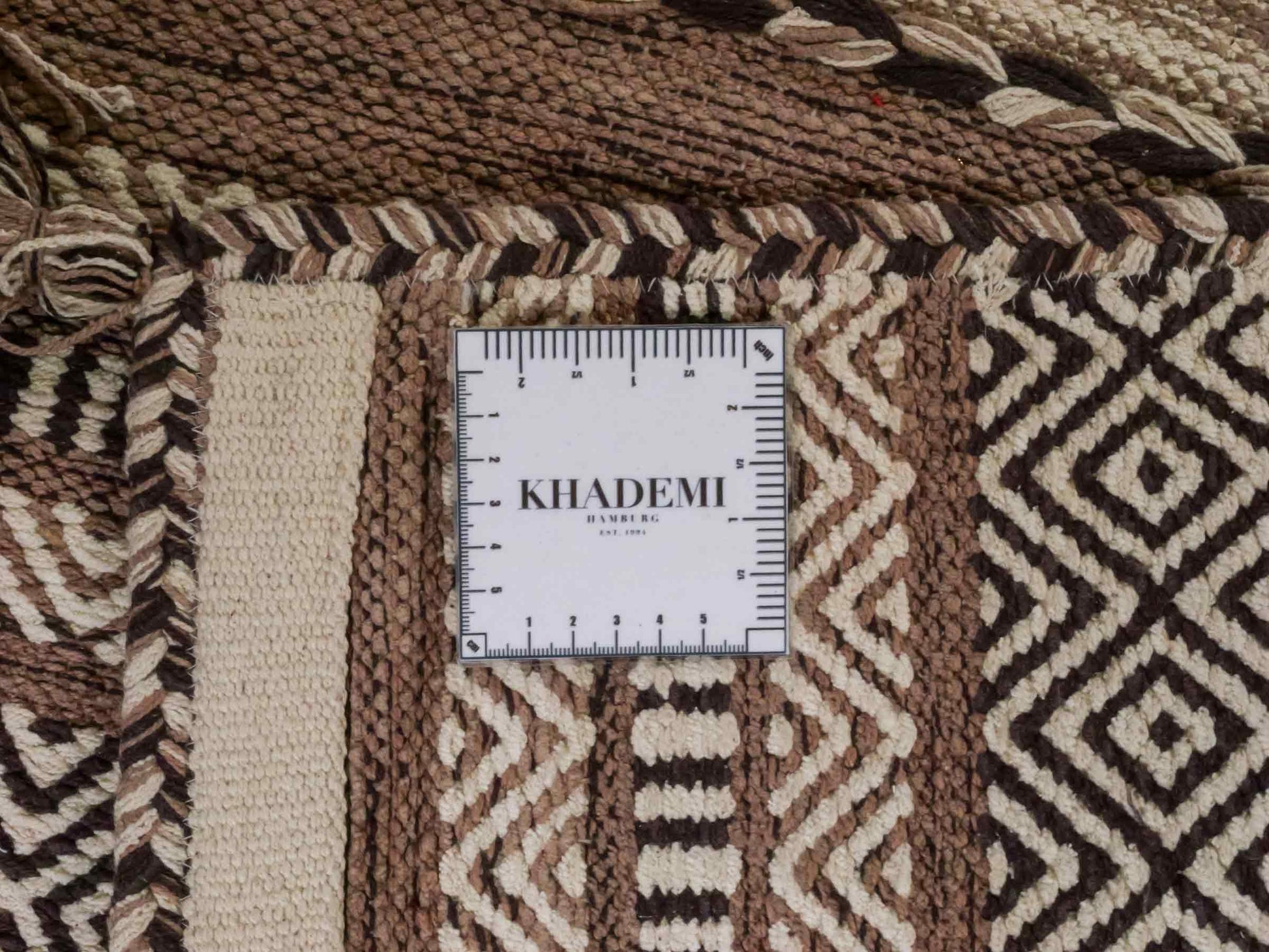 Handgewebter, moderner Indo Kelim Orientteppich von Khademi aus Baumwolle, beige. Geometrisches Design. Von Hand gewebt in Indien. Größe: 150x80cm. Teppichnummer: KB4-1655. Verkauf durch Jupiter Intl.