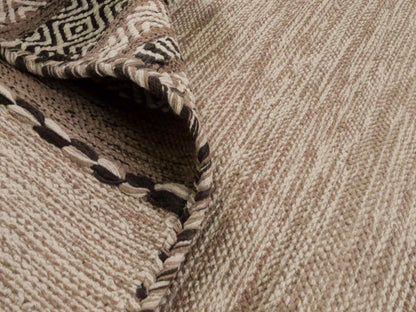 Handgewebter, moderner Indo Kelim Orientteppich von Khademi aus Baumwolle, beige. Geometrisches Design. Von Hand gewebt in Indien. Größe: 150x80cm. Teppichnummer: KB4-1655. Verkauf durch Jupiter Intl.