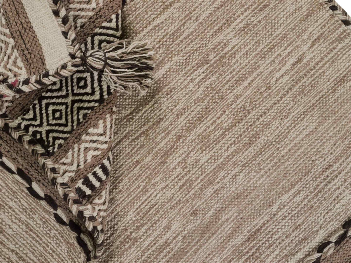 Handgewebter, moderner Indo Kelim Orientteppich von Khademi aus Baumwolle, beige. Geometrisches Design. Von Hand gewebt in Indien. Größe: 150x80cm. Teppichnummer: KB4-1655. Verkauf durch Jupiter Intl.