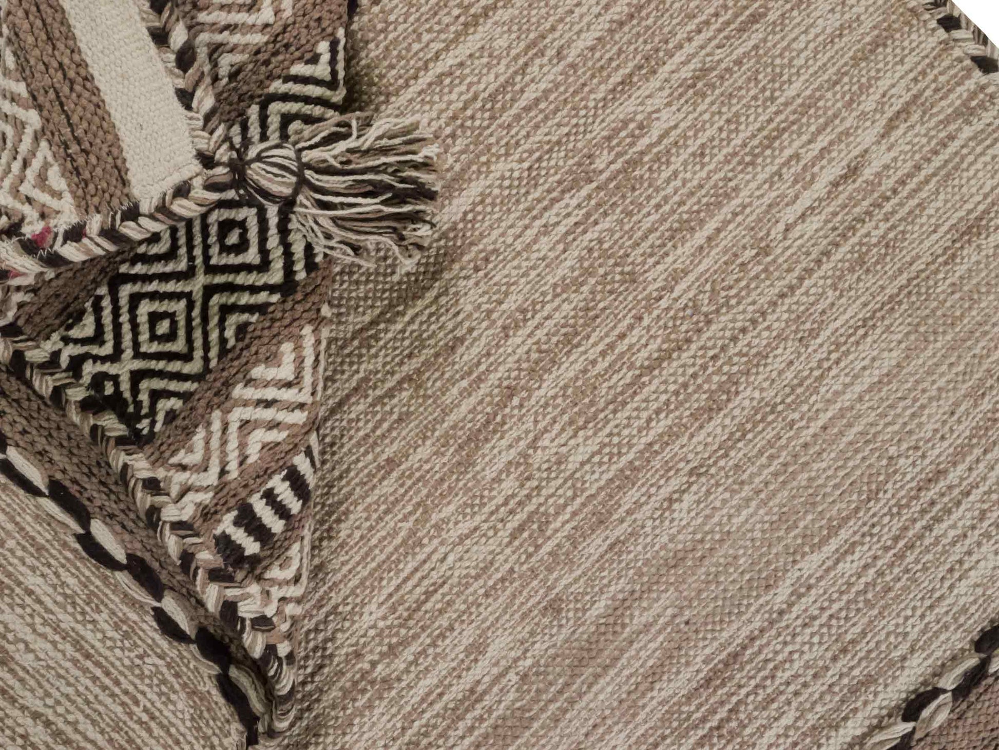 Handgewebter, moderner Indo Kelim Orientteppich von Khademi aus Baumwolle, beige. Geometrisches Design. Von Hand gewebt in Indien. Größe: 150x80cm. Teppichnummer: KB4-1655. Verkauf durch Jupiter Intl.