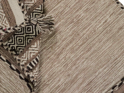 Handgewebter, moderner Indo Kelim Orientteppich von Khademi aus Baumwolle, beige. Geometrisches Design. Von Hand gewebt in Indien. Größe: 150x80cm. Teppichnummer: KB4-1655. Verkauf durch Jupiter Intl.