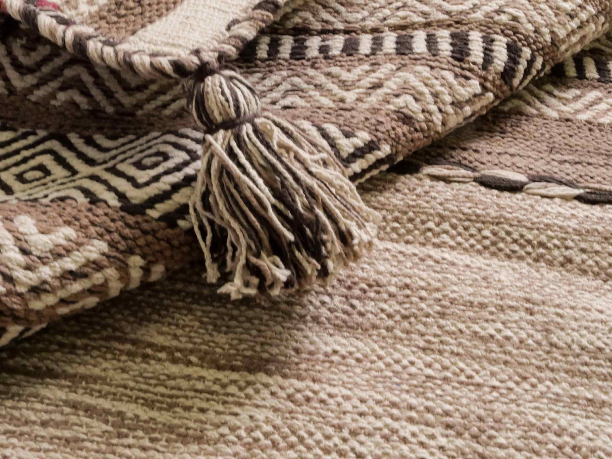 Handgewebter, moderner Indo Kelim Orientteppich von Khademi aus Baumwolle, beige. Geometrisches Design. Von Hand gewebt in Indien. Größe: 150x80cm. Teppichnummer: KB4-1655. Verkauf durch Jupiter Intl.