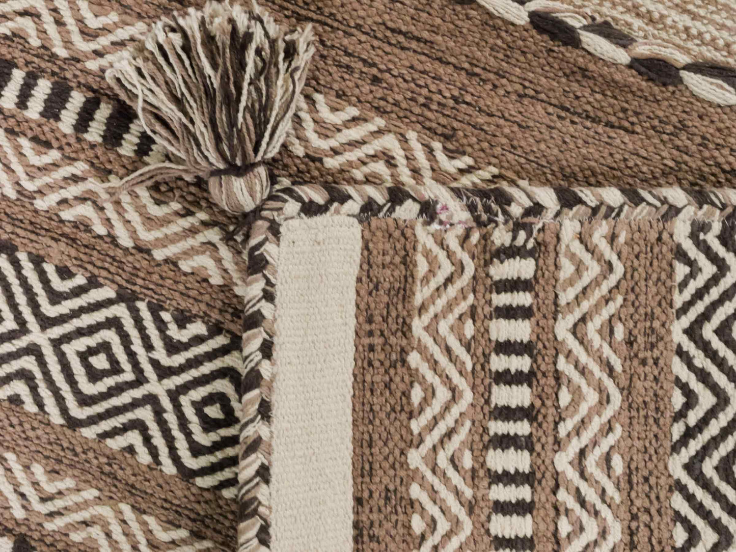 Handgewebter, moderner Indo Kelim Orientteppich von Khademi aus Baumwolle, beige. Geometrisches Design. Von Hand gewebt in Indien. Größe: 150x80cm. Teppichnummer: KB4-1656. Verkauf durch Jupiter Intl.