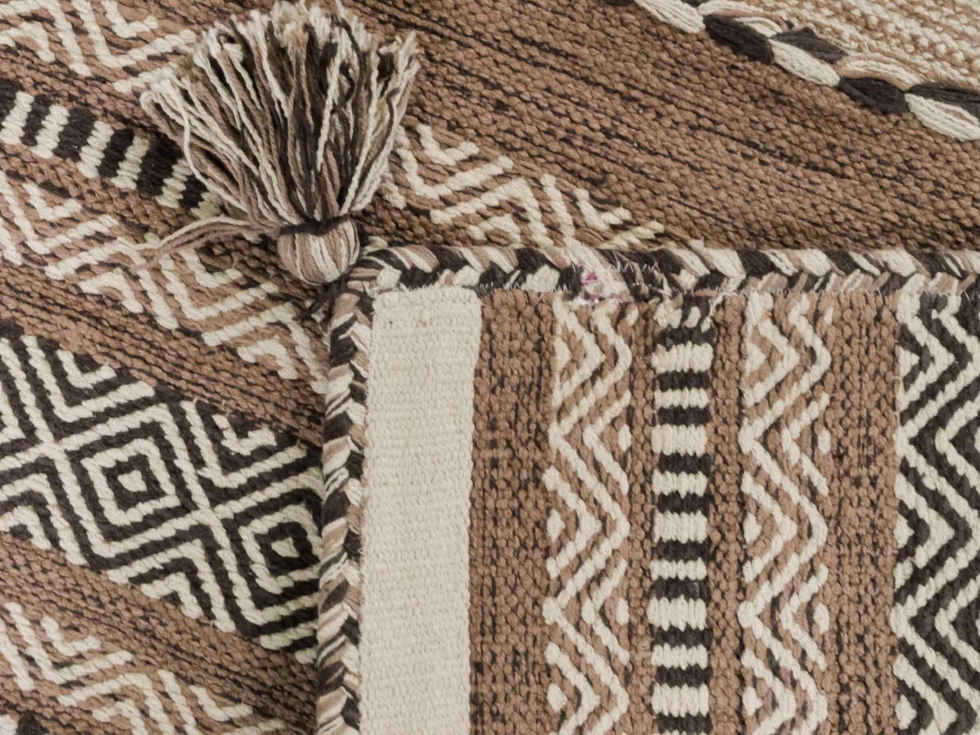 Handgewebter, moderner Indo Kelim Orientteppich von Khademi aus Baumwolle, beige. Geometrisches Design. Von Hand gewebt in Indien. Größe: 150x80cm. Teppichnummer: KB4-1656. Verkauf durch Jupiter Intl.