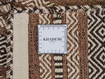 Handgewebter, moderner Indo Kelim Orientteppich von Khademi aus Baumwolle, beige. Geometrisches Design. Von Hand gewebt in Indien. Größe: 150x80cm. Teppichnummer: KB4-1656. Verkauf durch Jupiter Intl.