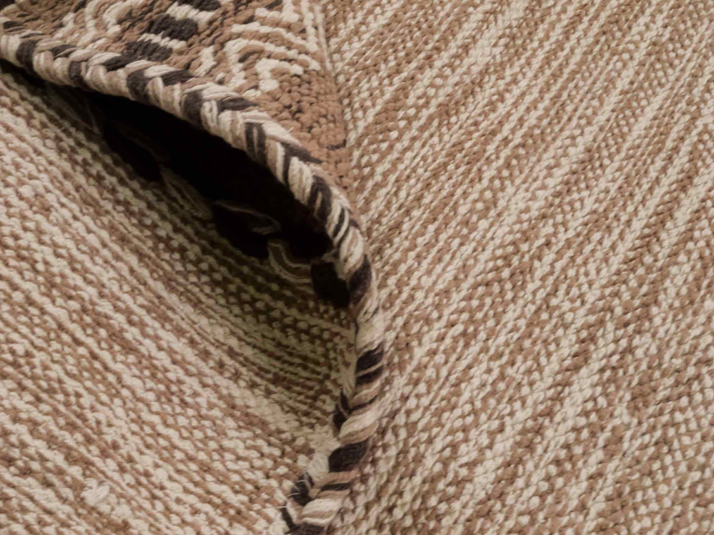 Handgewebter, moderner Indo Kelim Orientteppich von Khademi aus Baumwolle, beige. Geometrisches Design. Von Hand gewebt in Indien. Größe: 150x80cm. Teppichnummer: KB4-1656. Verkauf durch Jupiter Intl.