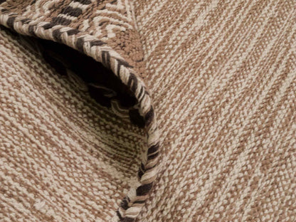 Handgewebter, moderner Indo Kelim Orientteppich von Khademi aus Baumwolle, beige. Geometrisches Design. Von Hand gewebt in Indien. Größe: 150x80cm. Teppichnummer: KB4-1656. Verkauf durch Jupiter Intl.