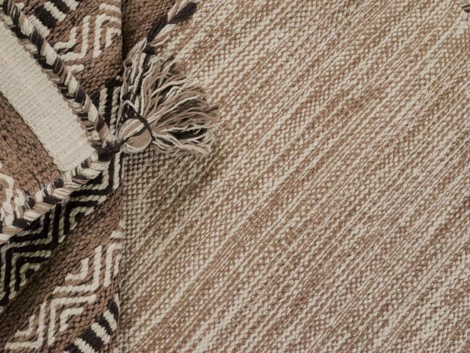 Handgewebter, moderner Indo Kelim Orientteppich von Khademi aus Baumwolle, beige. Geometrisches Design. Von Hand gewebt in Indien. Größe: 150x80cm. Teppichnummer: KB4-1656. Verkauf durch Jupiter Intl.