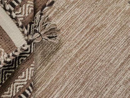 Handgewebter, moderner Indo Kelim Orientteppich von Khademi aus Baumwolle, beige. Geometrisches Design. Von Hand gewebt in Indien. Größe: 150x80cm. Teppichnummer: KB4-1656. Verkauf durch Jupiter Intl.