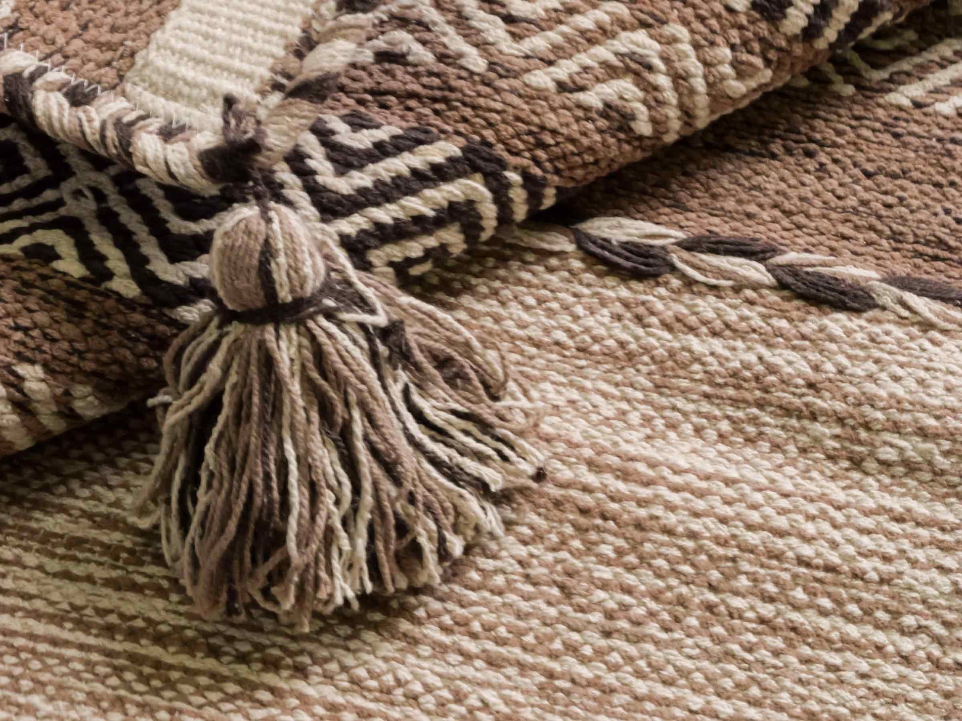 Handgewebter, moderner Indo Kelim Orientteppich von Khademi aus Baumwolle, beige. Geometrisches Design. Von Hand gewebt in Indien. Größe: 150x80cm. Teppichnummer: KB4-1656. Verkauf durch Jupiter Intl.