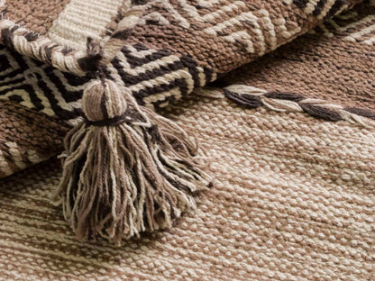 Handgewebter, moderner Indo Kelim Orientteppich von Khademi aus Baumwolle, beige. Geometrisches Design. Von Hand gewebt in Indien. Größe: 150x80cm. Teppichnummer: KB4-1656. Verkauf durch Jupiter Intl.