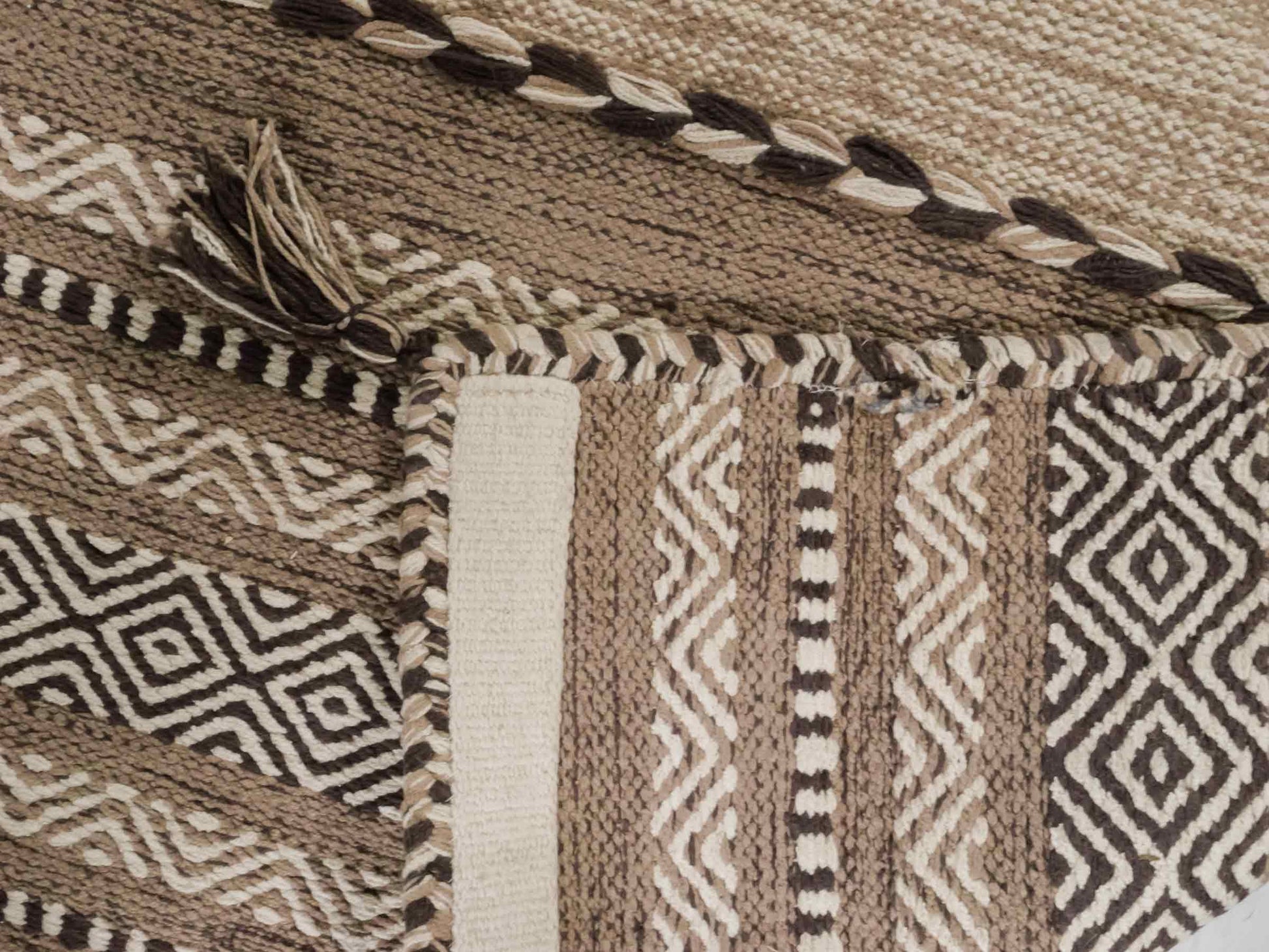 Handgewebter, moderner Indo Kelim Orientteppich von Khademi aus Baumwolle, beige. Geometrisches Design. Von Hand gewebt in Indien. Größe: 150x80cm. Teppichnummer: KB4-1657. Verkauf durch Jupiter Intl.