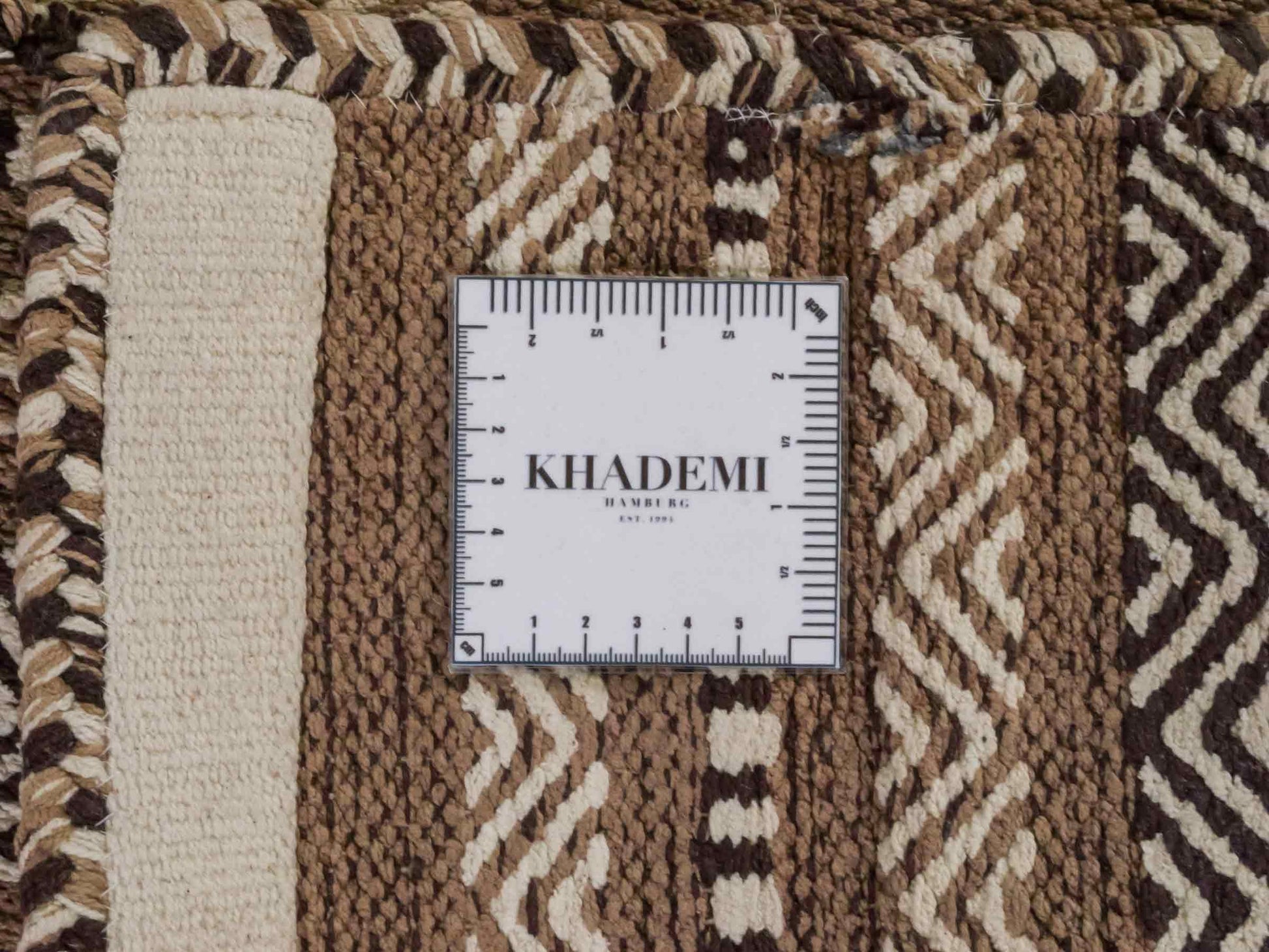 Handgewebter, moderner Indo Kelim Orientteppich von Khademi aus Baumwolle, beige. Geometrisches Design. Von Hand gewebt in Indien. Größe: 150x80cm. Teppichnummer: KB4-1657. Verkauf durch Jupiter Intl.