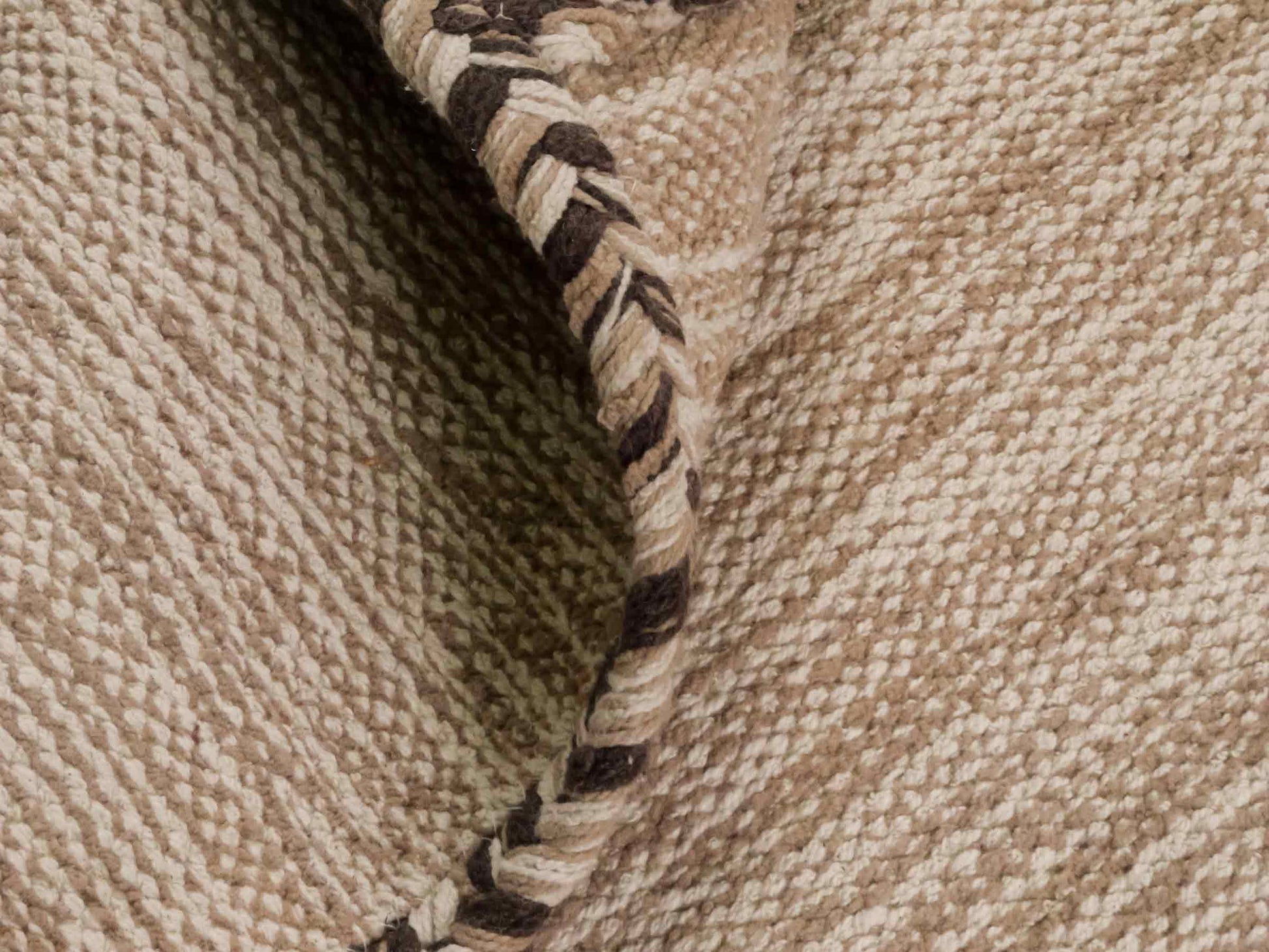 Handgewebter, moderner Indo Kelim Orientteppich von Khademi aus Baumwolle, beige. Geometrisches Design. Von Hand gewebt in Indien. Größe: 150x80cm. Teppichnummer: KB4-1657. Verkauf durch Jupiter Intl.