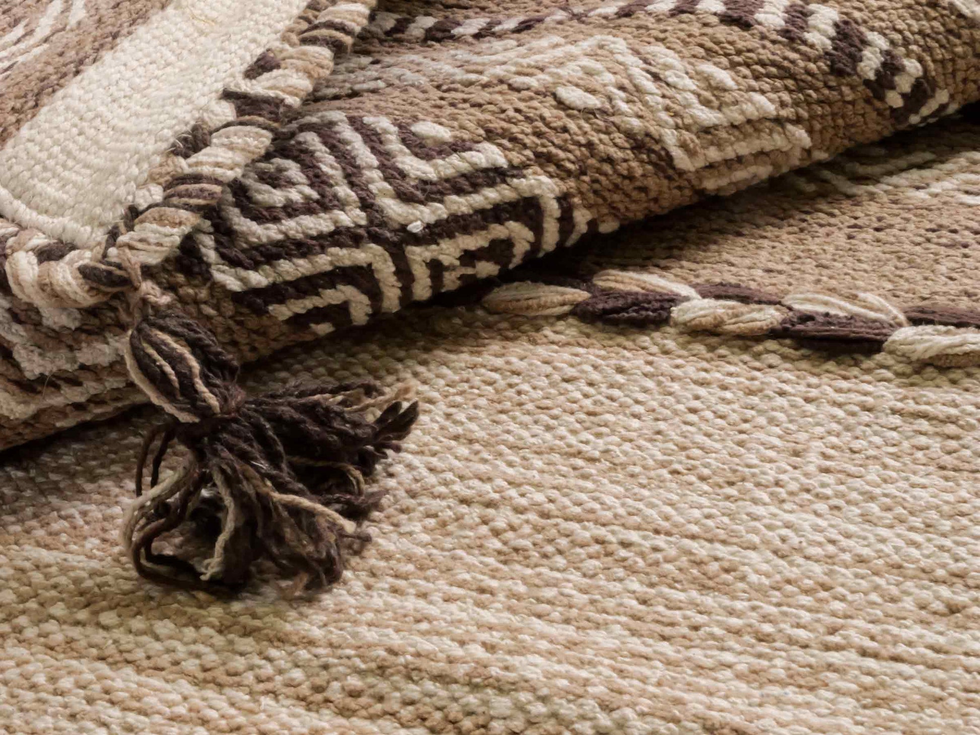 Handgewebter, moderner Indo Kelim Orientteppich von Khademi aus Baumwolle, beige. Geometrisches Design. Von Hand gewebt in Indien. Größe: 150x80cm. Teppichnummer: KB4-1657. Verkauf durch Jupiter Intl.