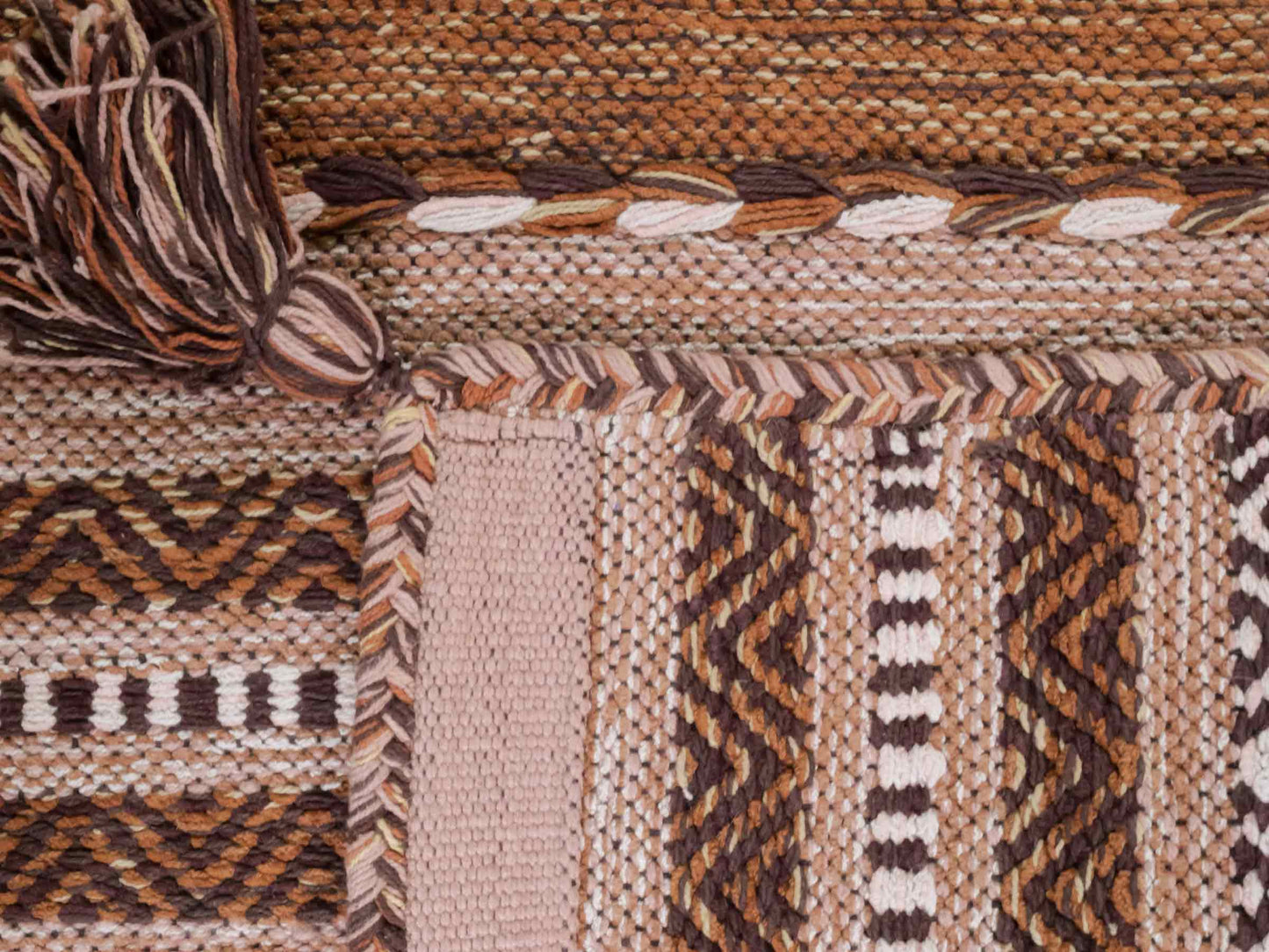 Handgewebter, moderner Indo Kelim Orientteppich von Khademi aus Baumwolle, braun. Geometrisches Design. Von Hand gewebt in Indien. Größe: 150x80cm. Teppichnummer: KB4-1658. Verkauf durch Jupiter Intl.