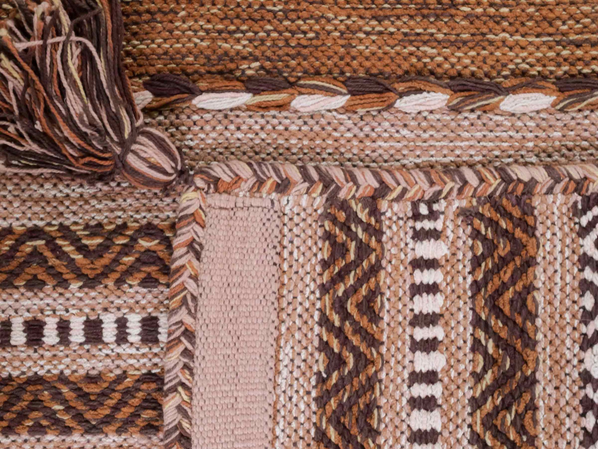 Handgewebter, moderner Indo Kelim Orientteppich von Khademi aus Baumwolle, braun. Geometrisches Design. Von Hand gewebt in Indien. Größe: 150x80cm. Teppichnummer: KB4-1658. Verkauf durch Jupiter Intl.