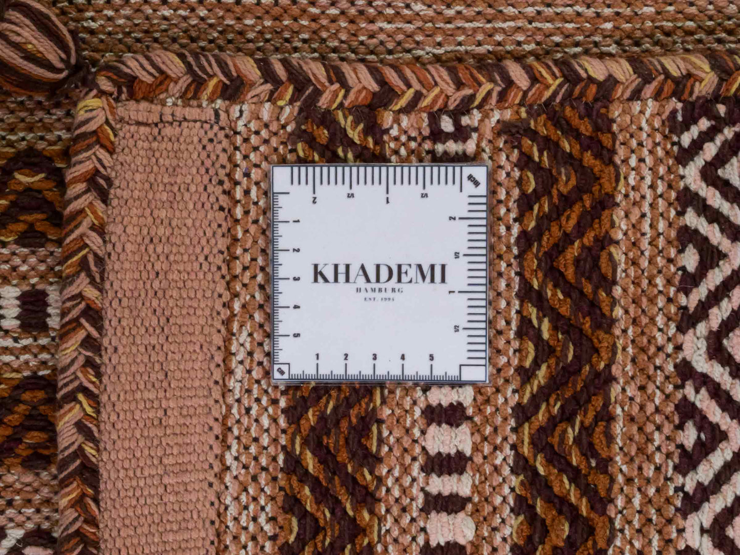 Handgewebter, moderner Indo Kelim Orientteppich von Khademi aus Baumwolle, braun. Geometrisches Design. Von Hand gewebt in Indien. Größe: 150x80cm. Teppichnummer: KB4-1658. Verkauf durch Jupiter Intl.