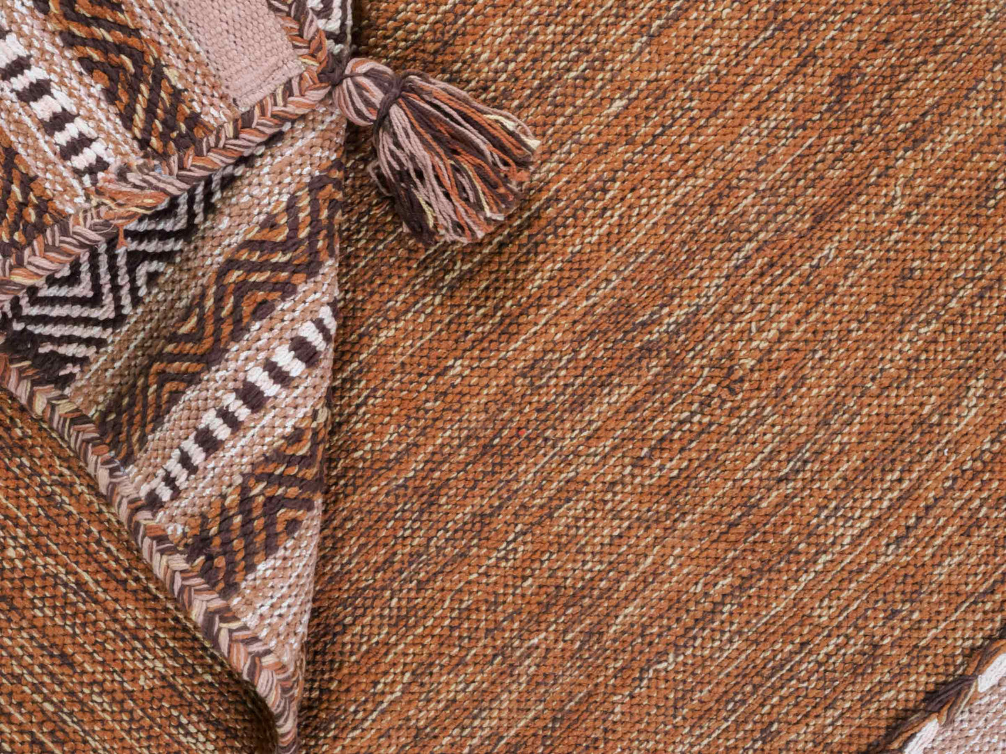 Handgewebter, moderner Indo Kelim Orientteppich von Khademi aus Baumwolle, braun. Geometrisches Design. Von Hand gewebt in Indien. Größe: 150x80cm. Teppichnummer: KB4-1658. Verkauf durch Jupiter Intl.