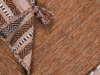 Handgewebter, moderner Indo Kelim Orientteppich von Khademi aus Baumwolle, braun. Geometrisches Design. Von Hand gewebt in Indien. Größe: 150x80cm. Teppichnummer: KB4-1658. Verkauf durch Jupiter Intl.