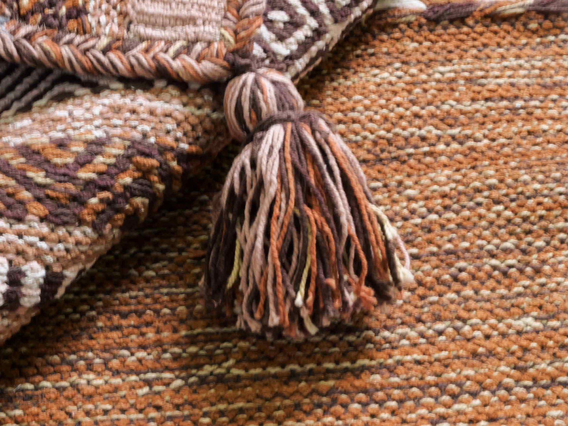 Handgewebter, moderner Indo Kelim Orientteppich von Khademi aus Baumwolle, braun. Geometrisches Design. Von Hand gewebt in Indien. Größe: 150x80cm. Teppichnummer: KB4-1658. Verkauf durch Jupiter Intl.