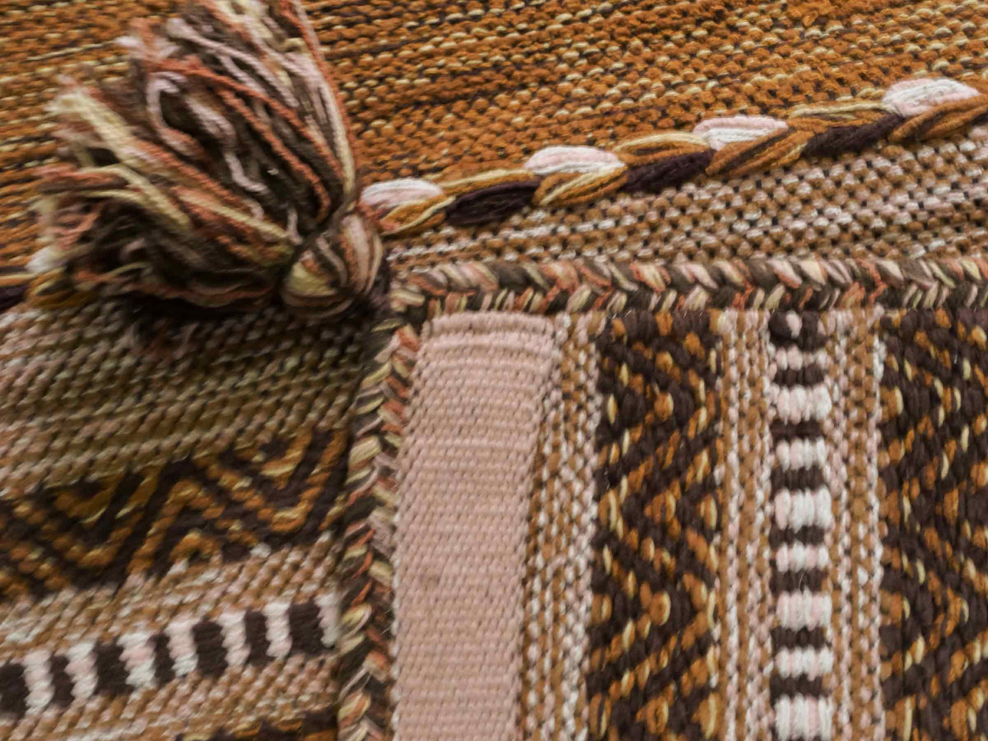 Handgewebter, moderner Indo Kelim Orientteppich von Khademi aus Baumwolle, braun. Geometrisches Design. Von Hand gewebt in Indien. Größe: 150x80cm. Teppichnummer: KB4-1659. Verkauf durch Jupiter Intl.