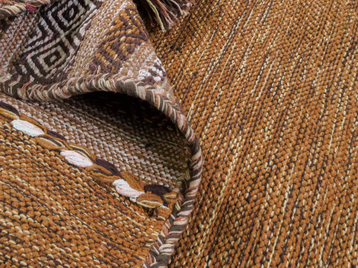 Handgewebter, moderner Indo Kelim Orientteppich von Khademi aus Baumwolle, braun. Geometrisches Design. Von Hand gewebt in Indien. Größe: 150x80cm. Teppichnummer: KB4-1659. Verkauf durch Jupiter Intl.