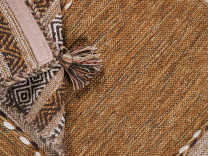 Handgewebter, moderner Indo Kelim Orientteppich von Khademi aus Baumwolle, braun. Geometrisches Design. Von Hand gewebt in Indien. Größe: 150x80cm. Teppichnummer: KB4-1659. Verkauf durch Jupiter Intl.