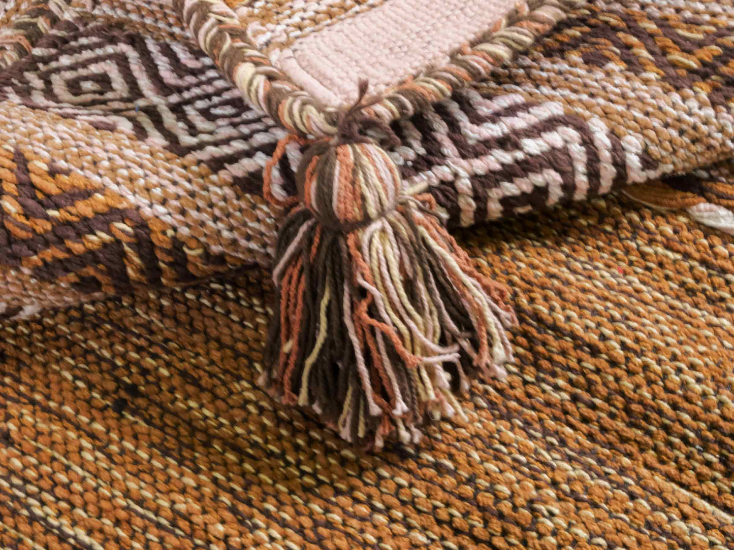 Handgewebter, moderner Indo Kelim Orientteppich von Khademi aus Baumwolle, braun. Geometrisches Design. Von Hand gewebt in Indien. Größe: 150x80cm. Teppichnummer: KB4-1659. Verkauf durch Jupiter Intl.