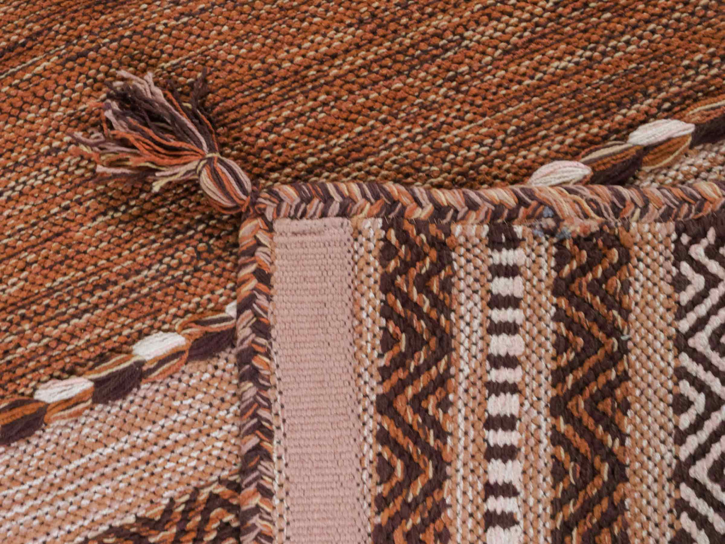 Handgewebter, moderner Indo Kelim Orientteppich von Khademi aus Baumwolle, braun. Geometrisches Design. Von Hand gewebt in Indien. Größe: 150x80cm. Teppichnummer: KB4-1660. Verkauf durch Jupiter Intl.