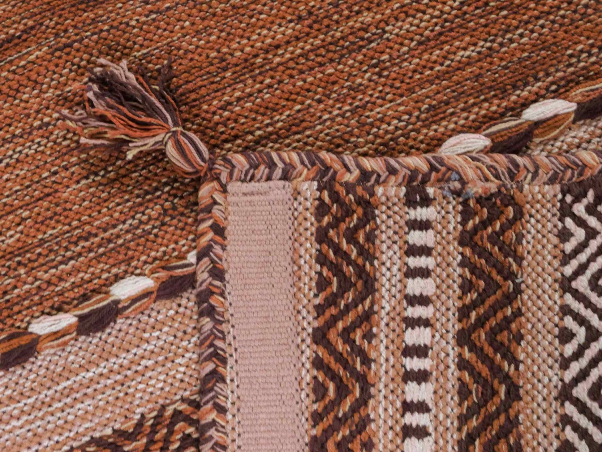 Handgewebter, moderner Indo Kelim Orientteppich von Khademi aus Baumwolle, braun. Geometrisches Design. Von Hand gewebt in Indien. Größe: 150x80cm. Teppichnummer: KB4-1660. Verkauf durch Jupiter Intl.