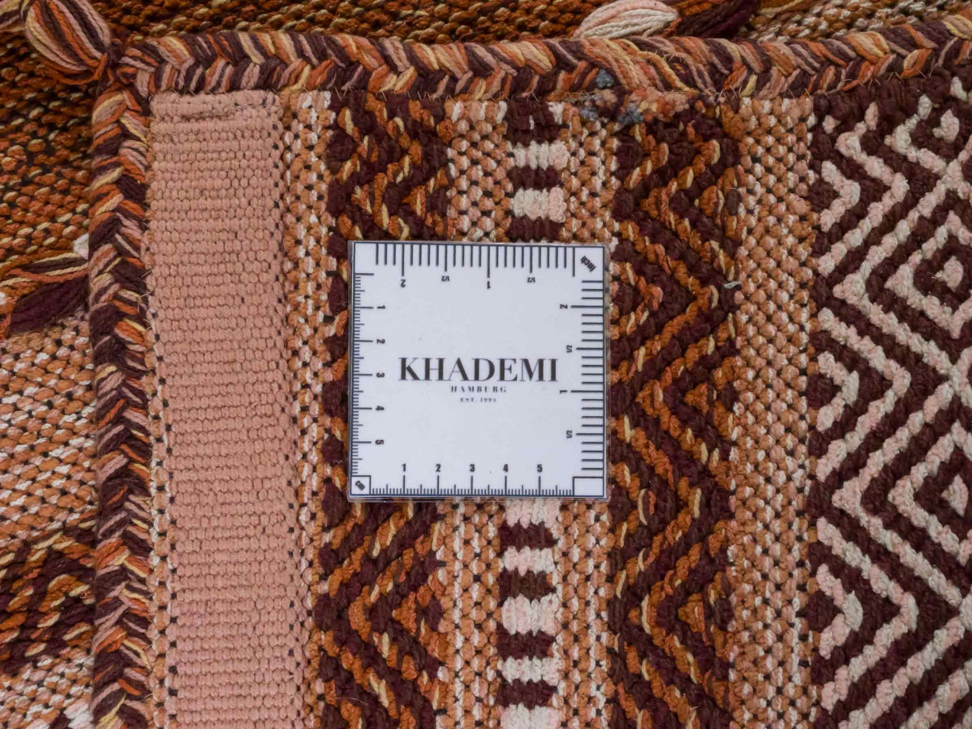 Handgewebter, moderner Indo Kelim Orientteppich von Khademi aus Baumwolle, braun. Geometrisches Design. Von Hand gewebt in Indien. Größe: 150x80cm. Teppichnummer: KB4-1660. Verkauf durch Jupiter Intl.