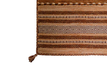 Handgewebter, moderner Indo Kelim Orientteppich von Khademi aus Baumwolle, braun. Geometrisches Design. Von Hand gewebt in Indien. Größe: 150x80cm. Teppichnummer: KB4-1660. Verkauf durch Jupiter Intl.