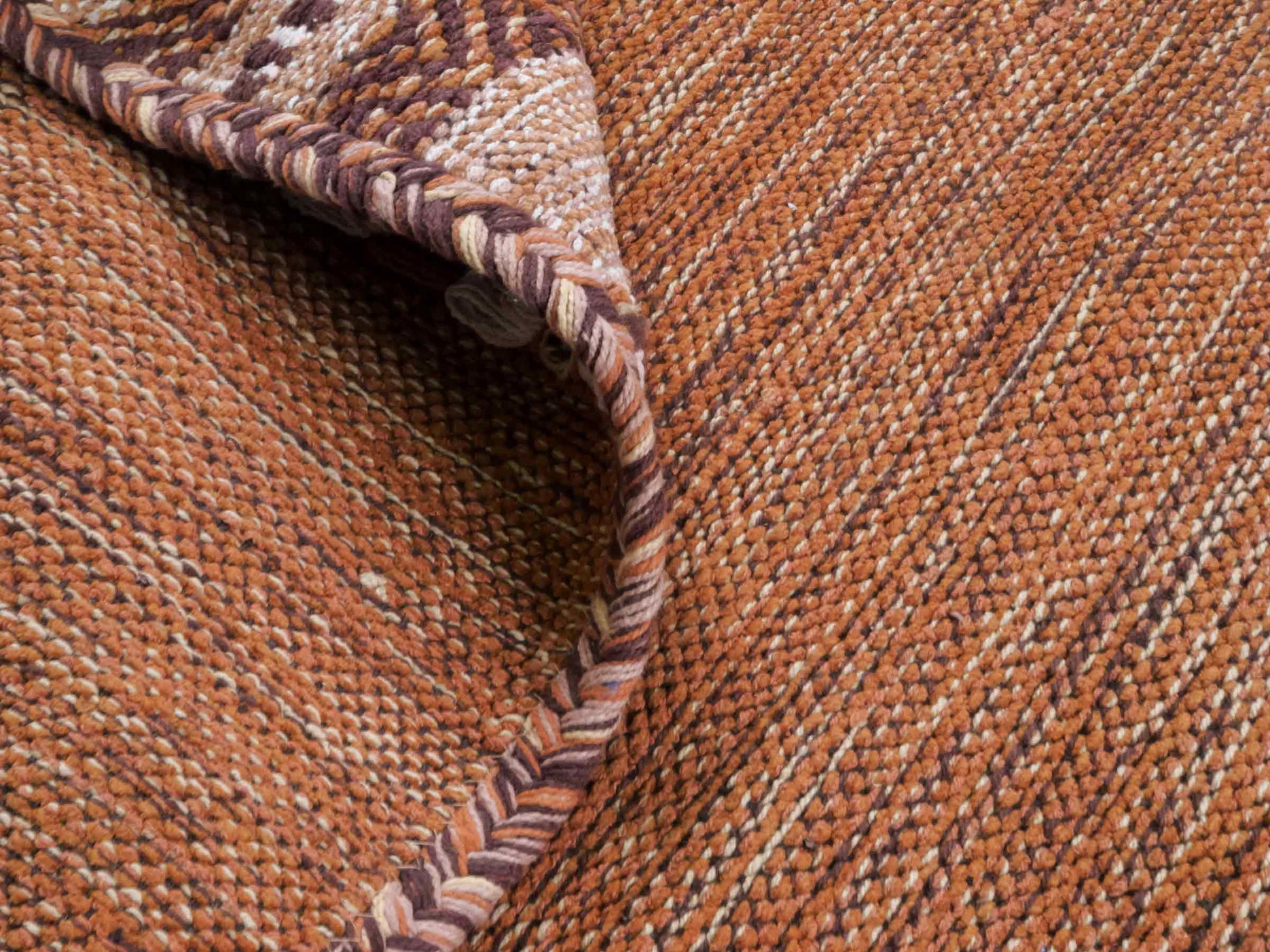 Handgewebter, moderner Indo Kelim Orientteppich von Khademi aus Baumwolle, braun. Geometrisches Design. Von Hand gewebt in Indien. Größe: 150x80cm. Teppichnummer: KB4-1660. Verkauf durch Jupiter Intl.