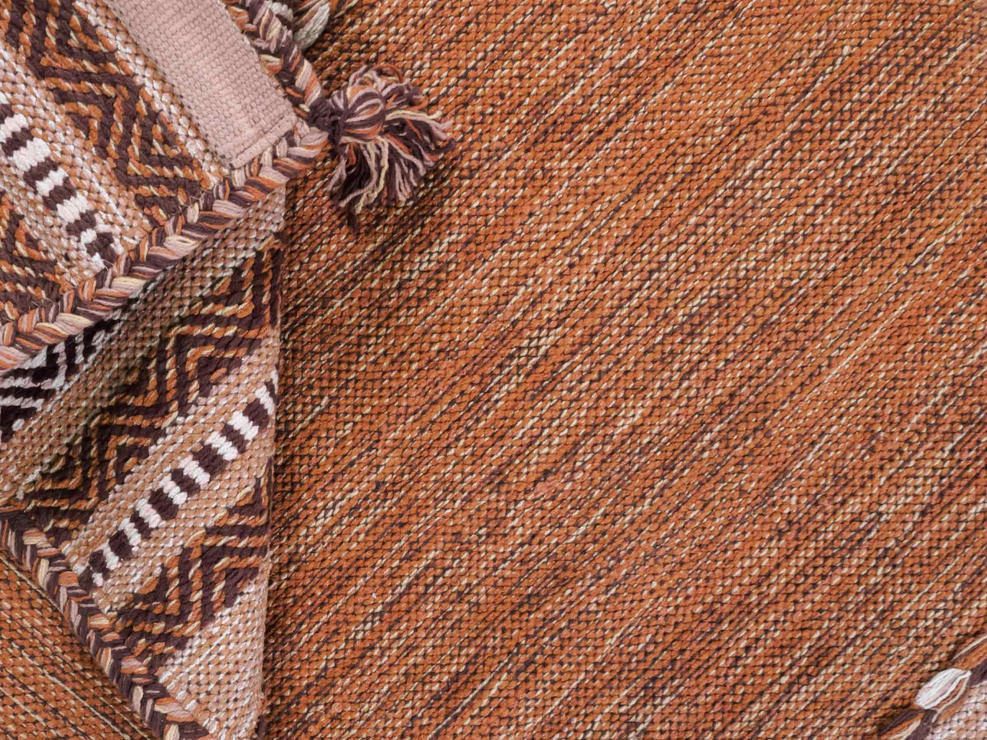 Handgewebter, moderner Indo Kelim Orientteppich von Khademi aus Baumwolle, braun. Geometrisches Design. Von Hand gewebt in Indien. Größe: 150x80cm. Teppichnummer: KB4-1660. Verkauf durch Jupiter Intl.