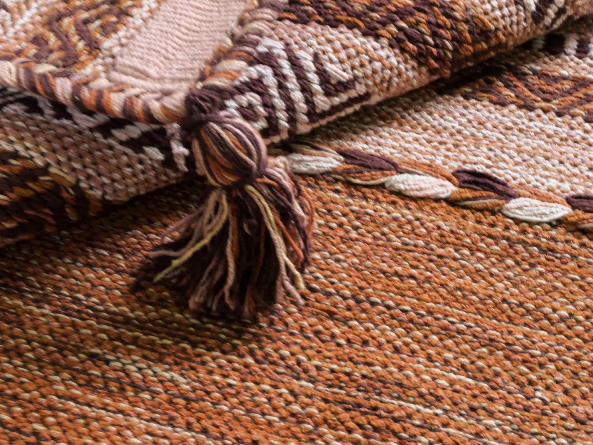 Handgewebter, moderner Indo Kelim Orientteppich von Khademi aus Baumwolle, braun. Geometrisches Design. Von Hand gewebt in Indien. Größe: 150x80cm. Teppichnummer: KB4-1660. Verkauf durch Jupiter Intl.