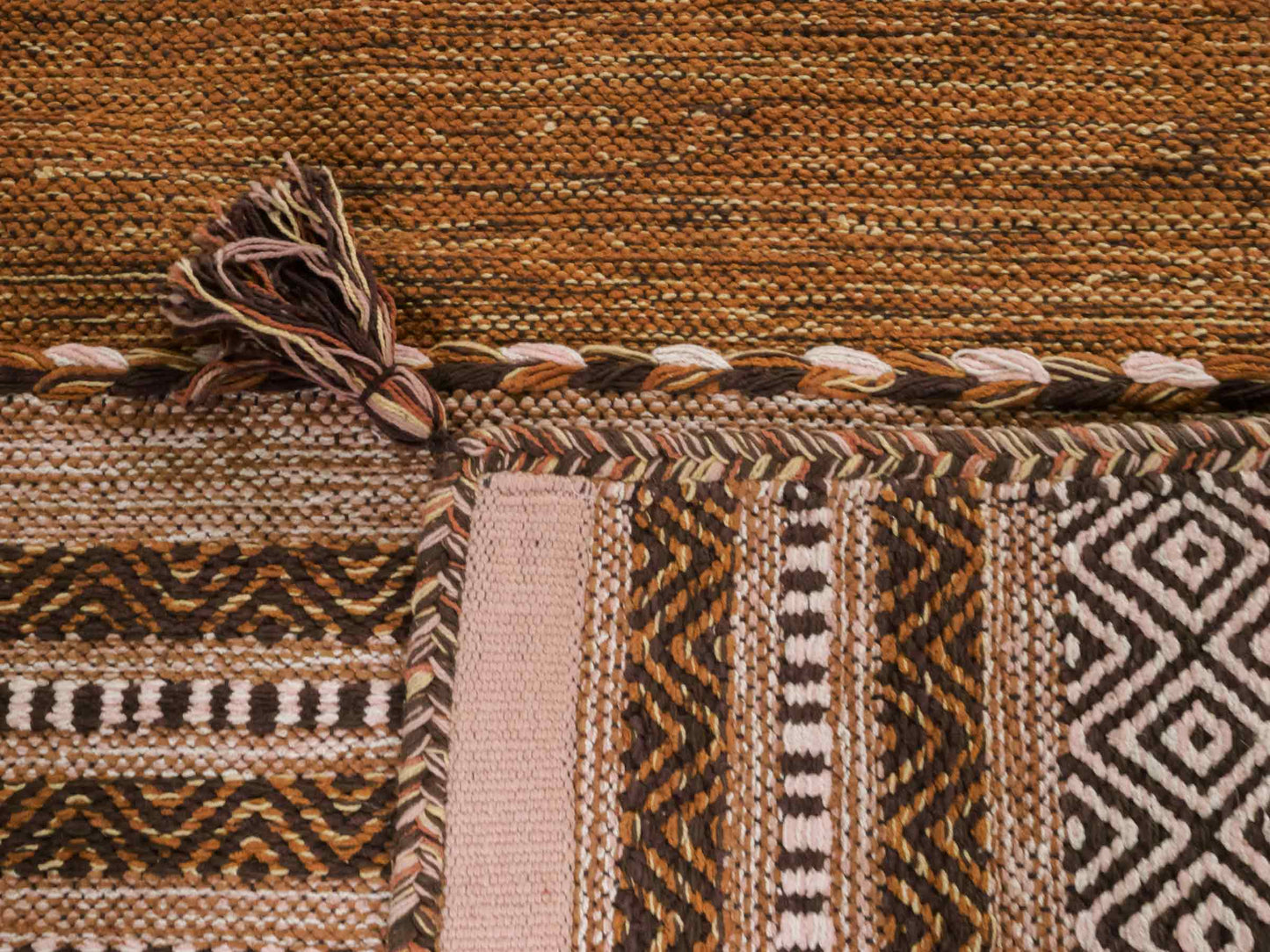 Handgewebter, moderner Indo Kelim Orientteppich von Khademi aus Baumwolle, braun. Geometrisches Design. Von Hand gewebt in Indien. Größe: 150x80cm. Teppichnummer: KB4-1661. Verkauf durch Jupiter Intl.