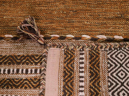 Handgewebter, moderner Indo Kelim Orientteppich von Khademi aus Baumwolle, braun. Geometrisches Design. Von Hand gewebt in Indien. Größe: 150x80cm. Teppichnummer: KB4-1661. Verkauf durch Jupiter Intl.