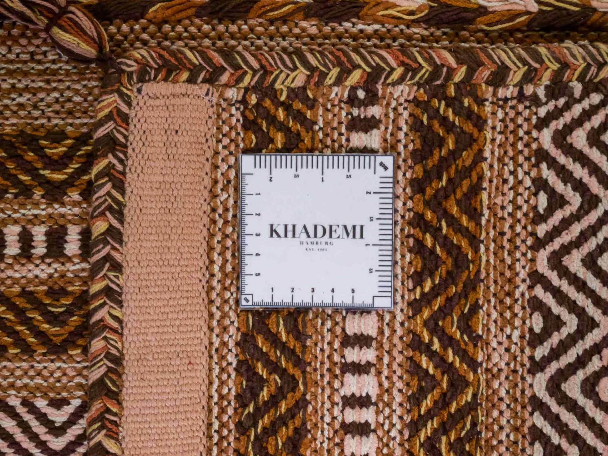 Handgewebter, moderner Indo Kelim Orientteppich von Khademi aus Baumwolle, braun. Geometrisches Design. Von Hand gewebt in Indien. Größe: 150x80cm. Teppichnummer: KB4-1661. Verkauf durch Jupiter Intl.