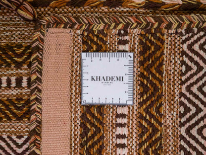 Handgewebter, moderner Indo Kelim Orientteppich von Khademi aus Baumwolle, braun. Geometrisches Design. Von Hand gewebt in Indien. Größe: 150x80cm. Teppichnummer: KB4-1661. Verkauf durch Jupiter Intl.