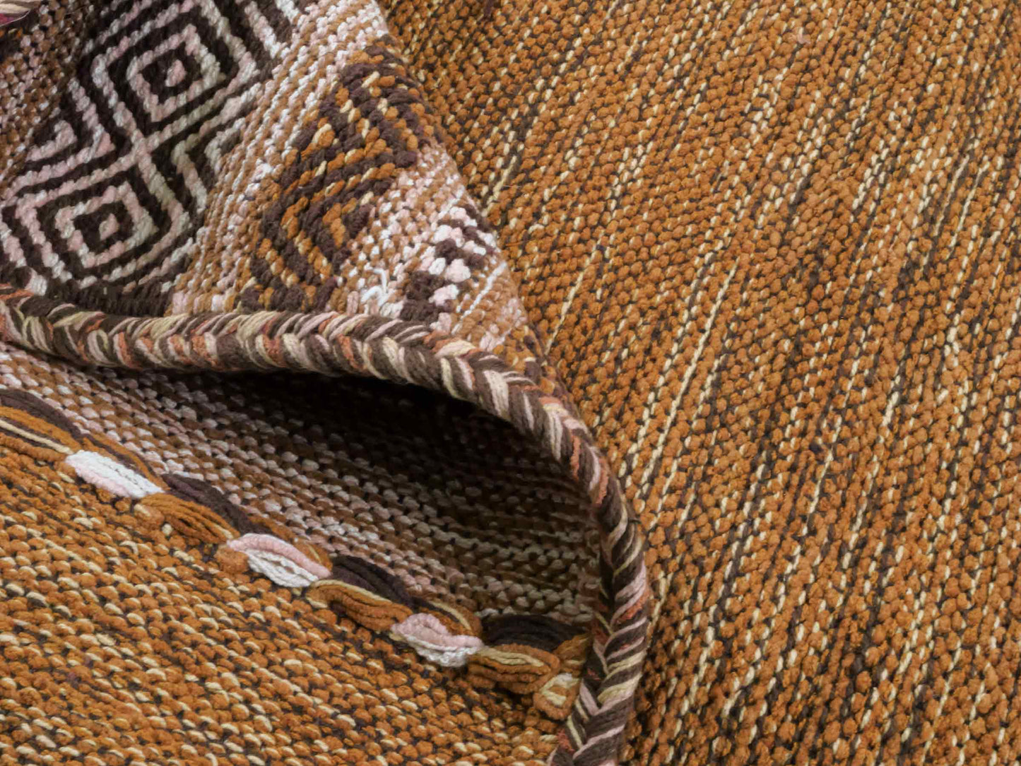 Handgewebter, moderner Indo Kelim Orientteppich von Khademi aus Baumwolle, braun. Geometrisches Design. Von Hand gewebt in Indien. Größe: 150x80cm. Teppichnummer: KB4-1661. Verkauf durch Jupiter Intl.