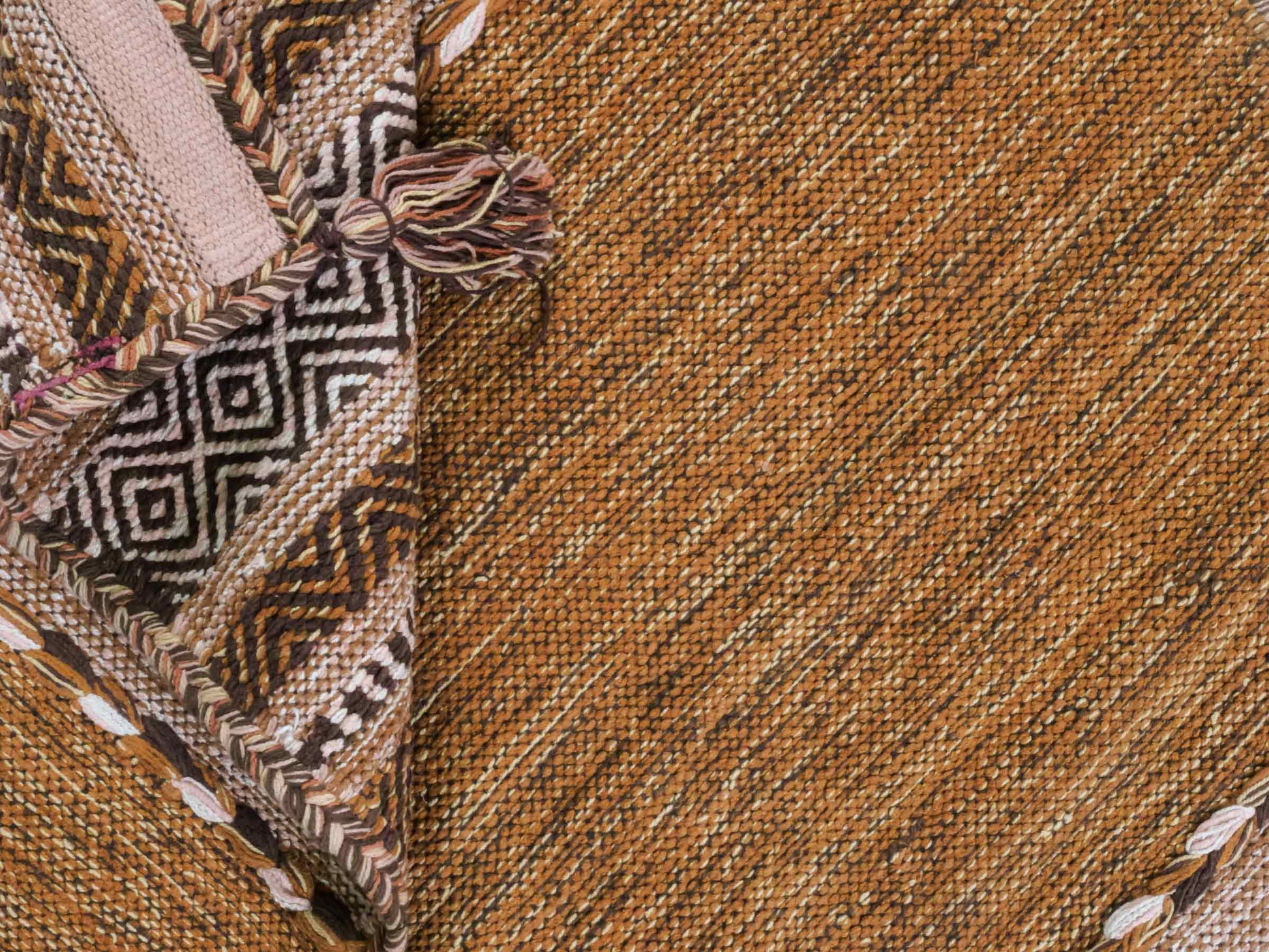 Handgewebter, moderner Indo Kelim Orientteppich von Khademi aus Baumwolle, braun. Geometrisches Design. Von Hand gewebt in Indien. Größe: 150x80cm. Teppichnummer: KB4-1661. Verkauf durch Jupiter Intl.