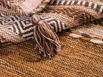 Handgewebter, moderner Indo Kelim Orientteppich von Khademi aus Baumwolle, braun. Geometrisches Design. Von Hand gewebt in Indien. Größe: 150x80cm. Teppichnummer: KB4-1661. Verkauf durch Jupiter Intl.