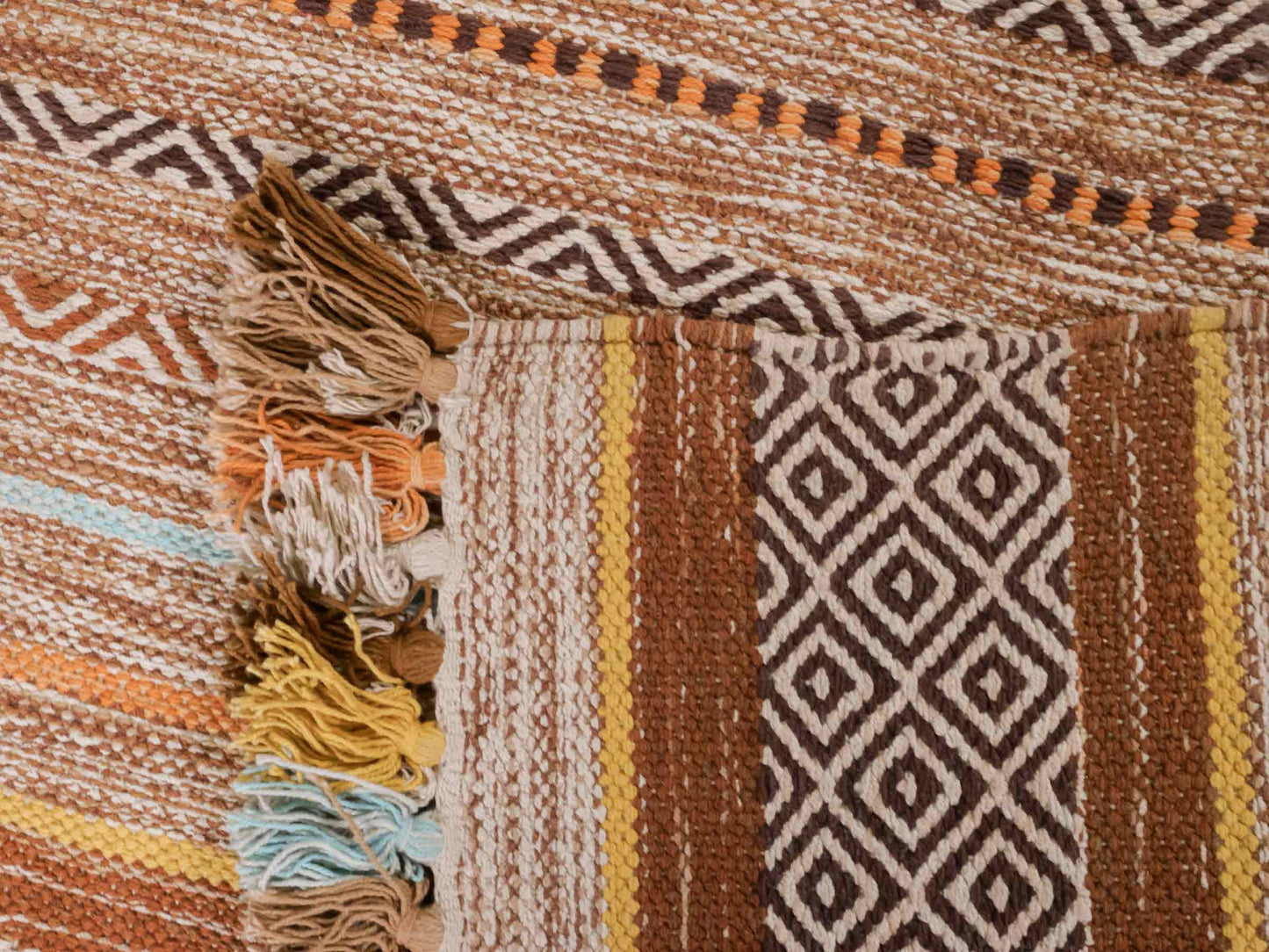 Handgewebter, moderner Indo Kelim Orientteppich von Khademi aus Baumwolle, orange, mehrfarbig. Geometrisches Design. Von Hand gewebt in Indien. Größe: 150x80cm. Teppichnummer: KB4-1650. Verkauf durch Jupiter Intl.