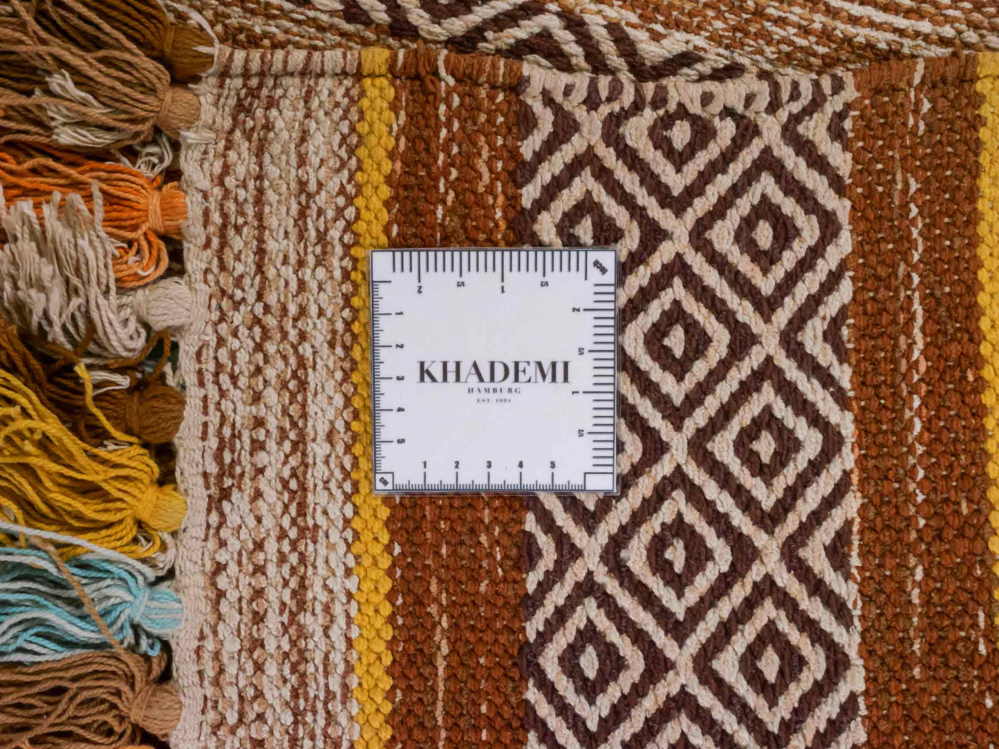 Handgewebter, moderner Indo Kelim Orientteppich von Khademi aus Baumwolle, orange, mehrfarbig. Geometrisches Design. Von Hand gewebt in Indien. Größe: 150x80cm. Teppichnummer: KB4-1650. Verkauf durch Jupiter Intl.