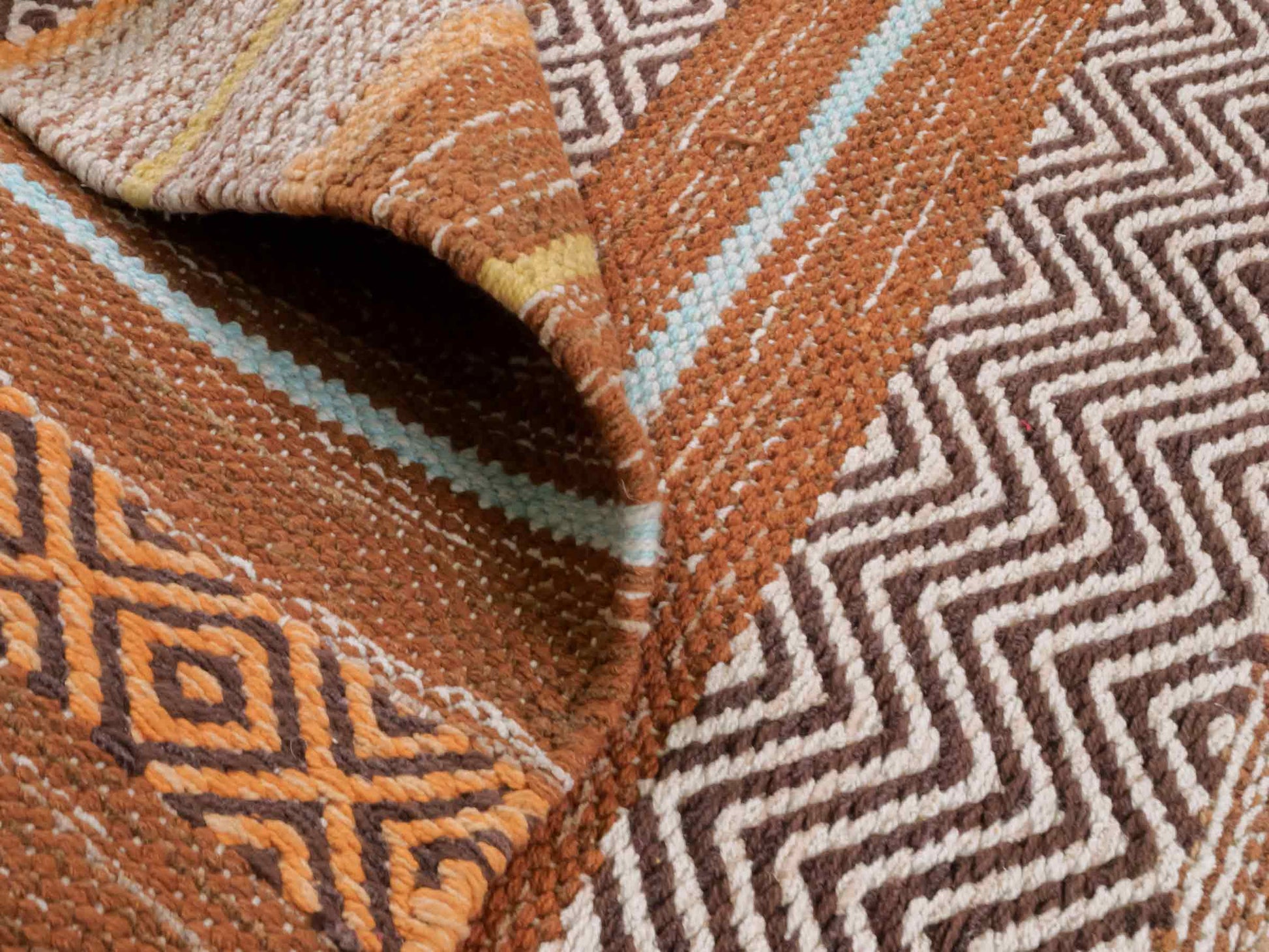 Handgewebter, moderner Indo Kelim Orientteppich von Khademi aus Baumwolle, orange, mehrfarbig. Geometrisches Design. Von Hand gewebt in Indien. Größe: 150x80cm. Teppichnummer: KB4-1650. Verkauf durch Jupiter Intl.