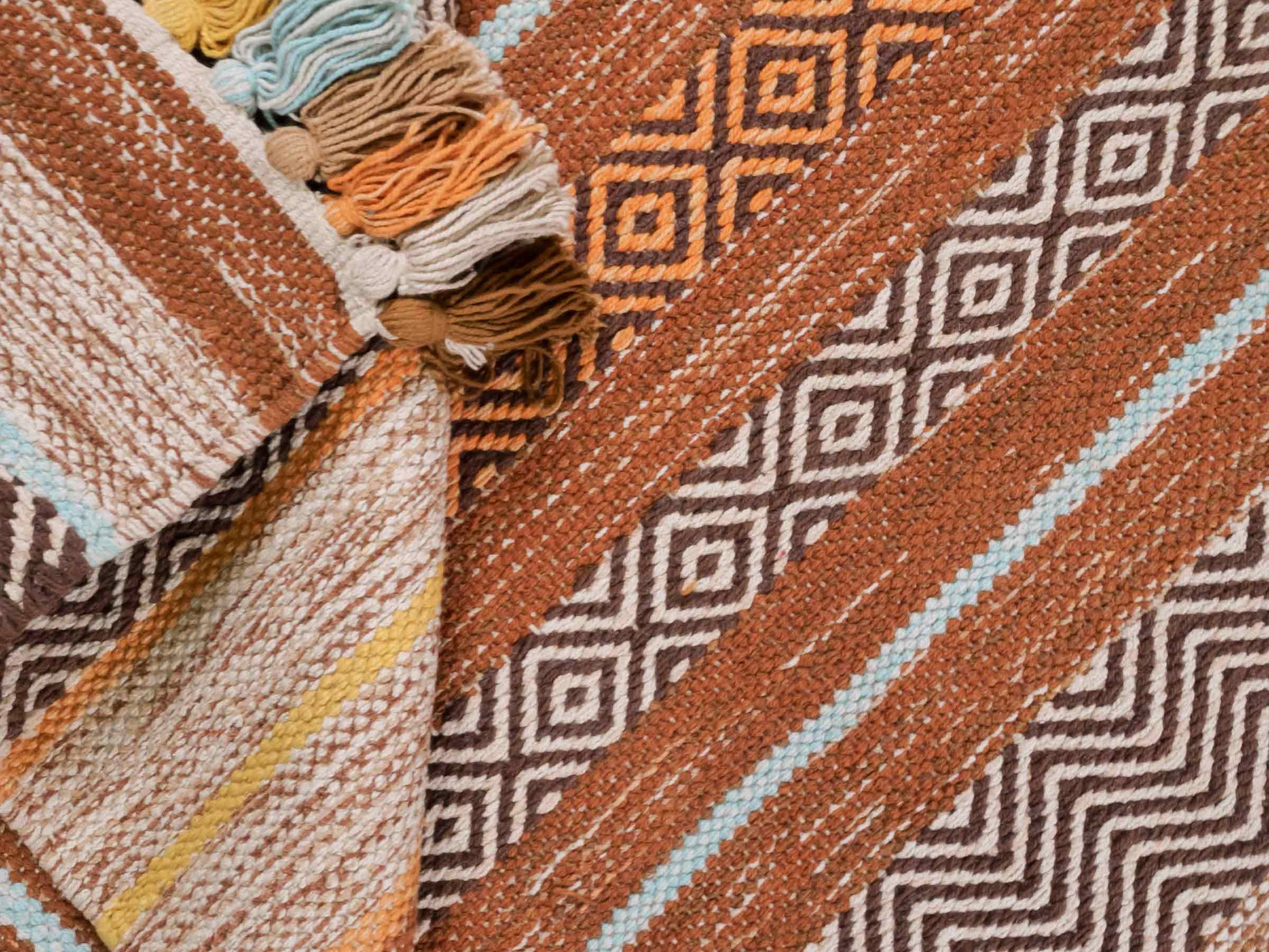 Handgewebter, moderner Indo Kelim Orientteppich von Khademi aus Baumwolle, orange, mehrfarbig. Geometrisches Design. Von Hand gewebt in Indien. Größe: 150x80cm. Teppichnummer: KB4-1650. Verkauf durch Jupiter Intl.