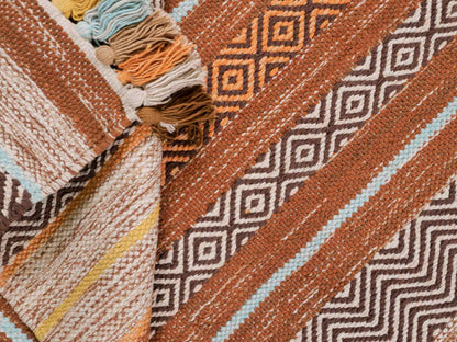 Handgewebter, moderner Indo Kelim Orientteppich von Khademi aus Baumwolle, orange, mehrfarbig. Geometrisches Design. Von Hand gewebt in Indien. Größe: 150x80cm. Teppichnummer: KB4-1650. Verkauf durch Jupiter Intl.