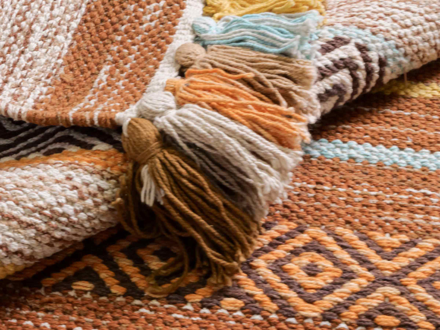 Handgewebter, moderner Indo Kelim Orientteppich von Khademi aus Baumwolle, orange, mehrfarbig. Geometrisches Design. Von Hand gewebt in Indien. Größe: 150x80cm. Teppichnummer: KB4-1650. Verkauf durch Jupiter Intl.